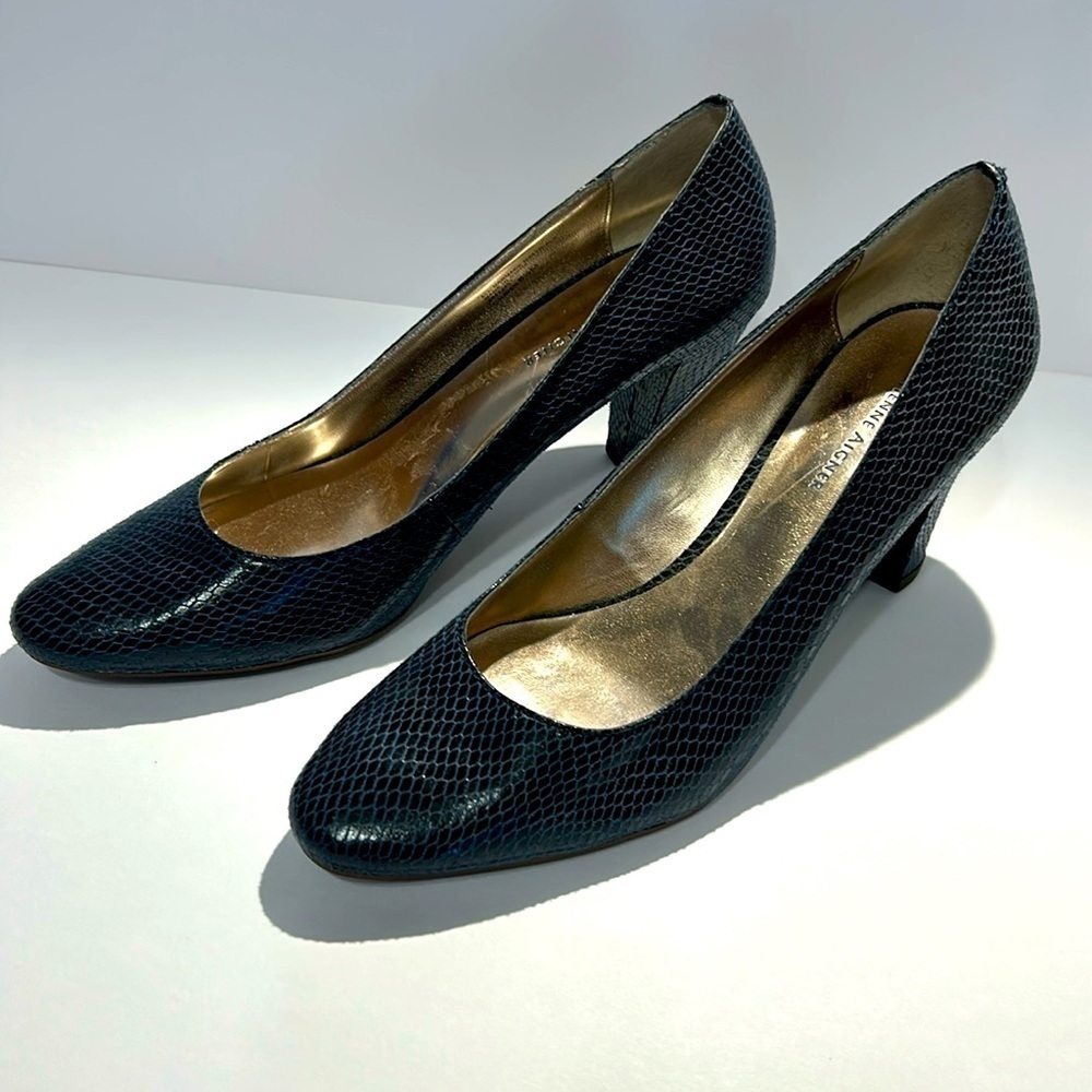 Etienne Aigner vintage ladies shoes pumps heels navy size 8 1/2 M.Good condition